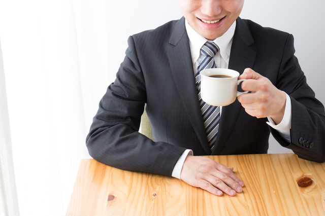 コーヒーを飲む男性