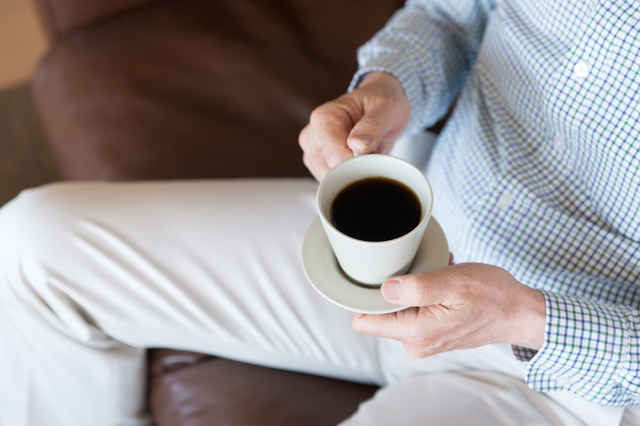 コーヒー片手の男性