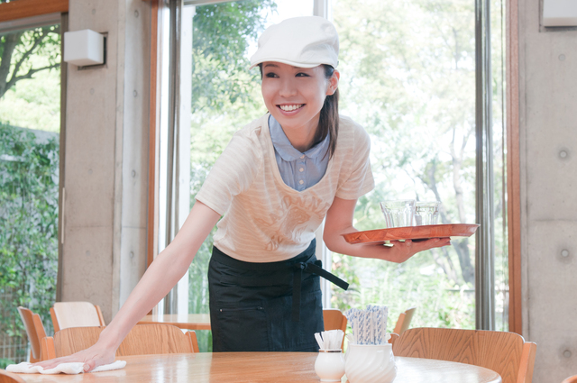 カフェでアルバイトする女性